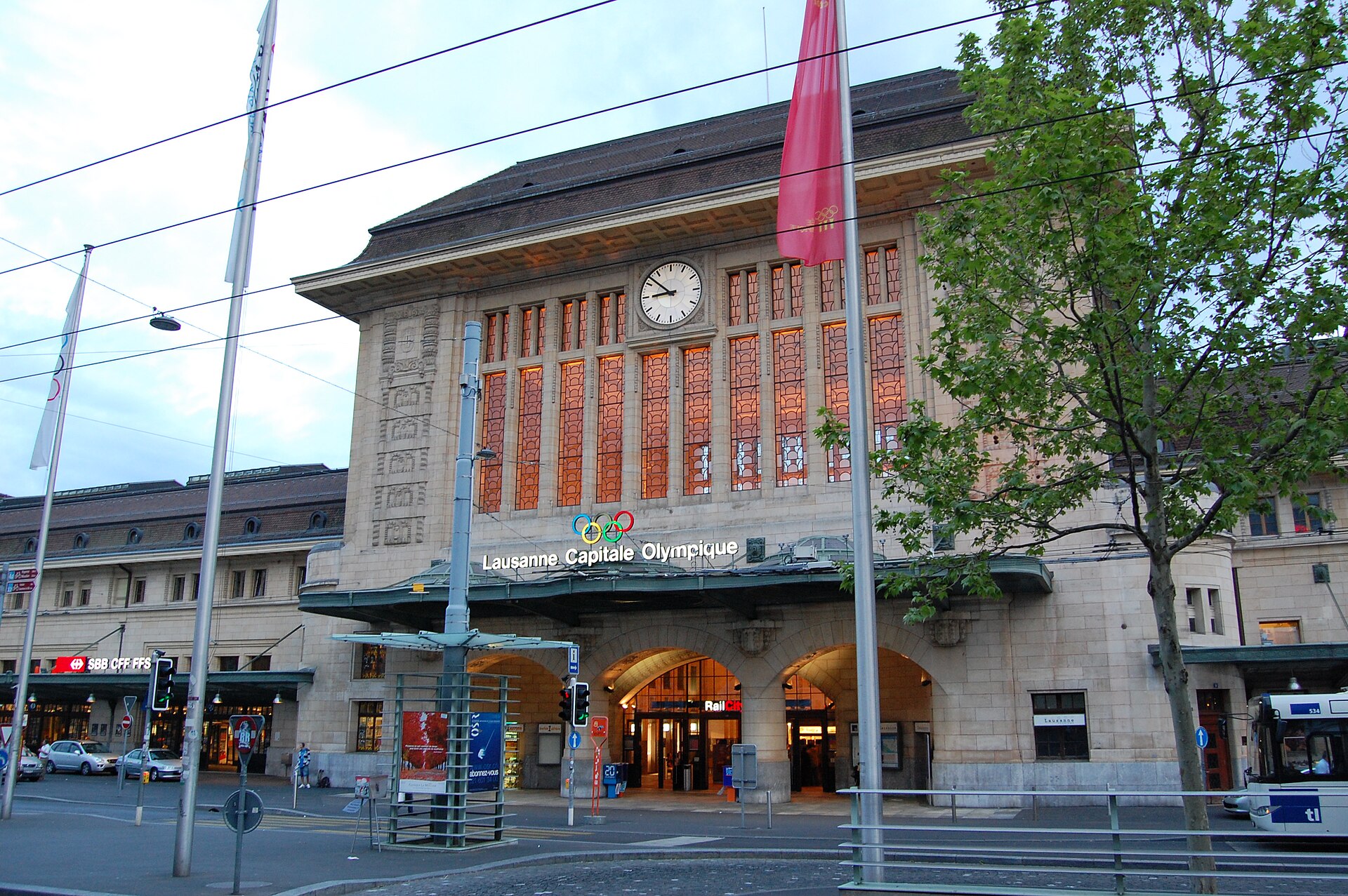 Gare CFF de Lausanne, hall et Place de la Gare
